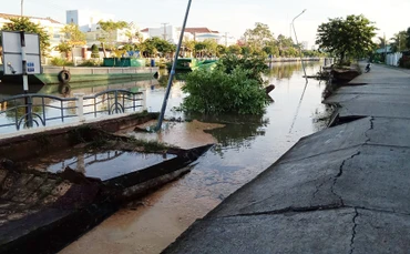 Hiện trường sạt lở nhấn chìm 50m bờ kè bê-tông xuống kênh tại thị trấn Kế Sách (Sóc Trăng).