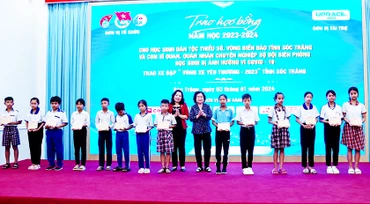 Chủ tịch Quỹ học bổng Vừ A Dính, Chủ nhiệm CLB “Vì Hoàng Sa - Trường Sa thân yêu” Trương Mỹ Hoa và Phó Bí thư Thường trực Tỉnh ủy Sóc Trăng Hồ Thị Cẩm Đào trao học bổng cho các em học sinh.
