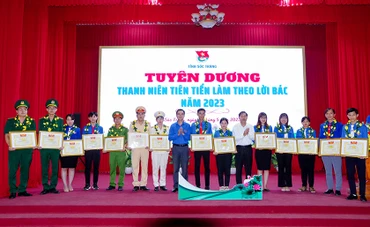 Tuyên dương các thanh niên tiên tiến làm theo lời Bác.