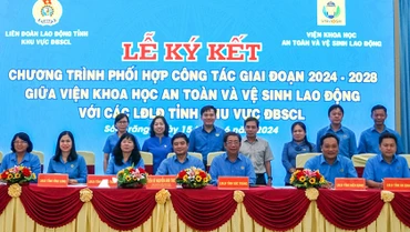 Công đoàn các tỉnh Tây Nam Bộ ký kết thi đua.
