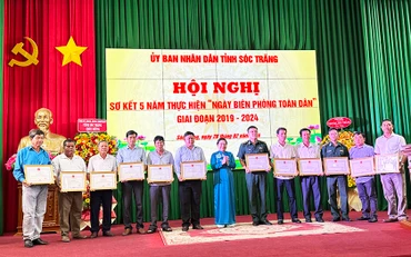 Tặng Bằng khen cho các tập thể và cá nhân có thành tích xuất sắc trong thực hiện Ngày Biên phòng toàn dân.