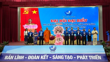Đại diện Trung ương Hội Liên hiệp Thanh niên Việt Nam tặng hoa cho Đại hội.