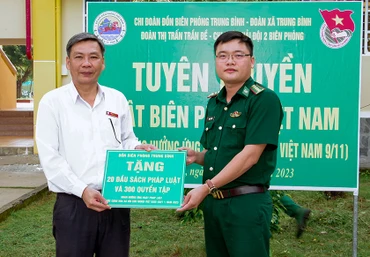 Đồn Biên phòng Trung Bình tặng 20 đầu sách pháp luật cho thư viện nhà trường và 300 cuốn tập cho các em học sinh.