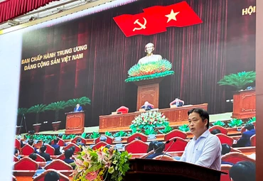Ủy viên dự khuyết Trung ương Đảng Võ Chí Công thông tin kết quả Hội nghị.