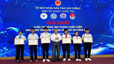 Ban tổ chức trao giải Nhất cuộc thi.