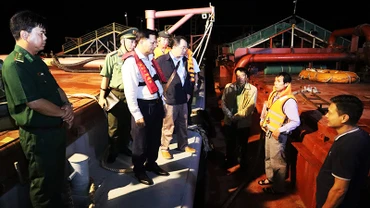 Chủ tịch Ủy ban nhân dân tỉnh Sóc Trăng Trần Văn Lâu kiểm tra một phương tiện khai thác cát trong đêm.