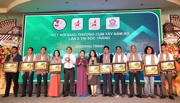 Lãnh đạo tỉnh Sóc Trăng tặng tranh lưu niệm cho đại diện doanh nghiệp các tỉnh, thành phố Tây Nam Bộ.