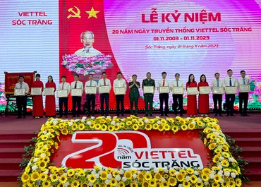 Tặng thưởng các tập thể, cá nhân Viettel Sóc Trăng đạt thành tích xuất sắc trong 20 năm qua.