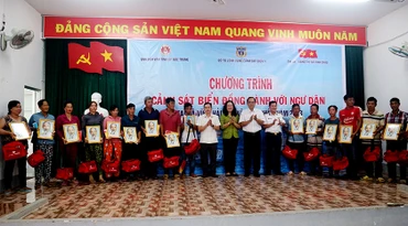 Tặng túi thuốc cứu thương, cờ Tổ quốc, ảnh Bác Hồ cho ngư dân Vĩnh Châu (Sóc Trăng). 