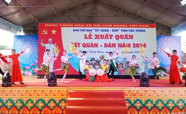 Chương trình văn nghệ thể hiện đoàn kết các dân tộc trong Tết quân dân.