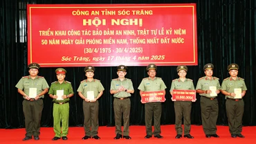 Đại tá Trần Văn Dương - Giám đốc Công an tỉnh Sóc Trăng trao thưởng cho các tập thể, cá nhân.