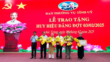 Đồng chí Lâm Văn Mẫn trao Huy hiệu Đảng cho các đảng viên 