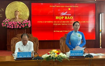 Trưởng Ban Tổ chức lễ hội Huỳnh Thị Diễm Ngọc phát biểu tại cuộc họp báo.