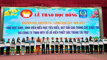 Trao học bổng Lương Định Của cho học sinh hiếu học tiêu biểu.