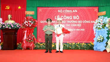 Thiếu tướng Đặng Hồng Đức trao Quyết định cho Đại tá Trần Văn Dương, Giám đốc Công an tỉnh Sóc Trăng