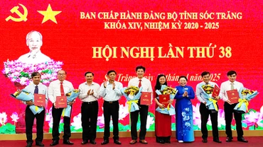 Trao quyết định cho Ban biên tập cơ quan Báo và Đài Phát thanh Truyền hình Sóc Trăng.