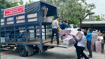 Vận chuyển hàng cứu trợ lên xe gửi ra miền bắc.