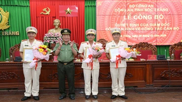 Đại tá Phạm Quốc Việt, Phó Giám đốc Công an tỉnh Sóc Trăng trao quyết định cho các đồng chí nhận nhiệm vụ mới