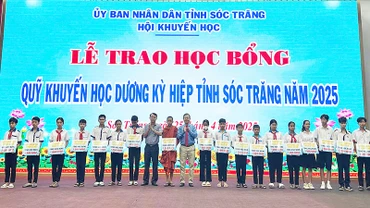 Trao học bổng “Dương Kỳ Hiệp” cho 240 học sinh hiếu học tiêu biểu.