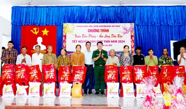 Trao tặng quà tết cho các hộ gia đình có hoàn cảnh khó khăn 