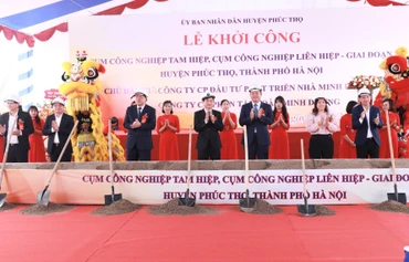 Các đại biểu khởi công dự án. 