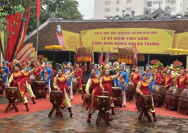 Biểu diễn nghệ thuật chào mừng lễ hội.