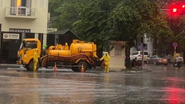 Công nhân Công ty Thoát nước Hà Nội và phương tiện ứng trực tại các điểm thường xảy ra úng ngập.