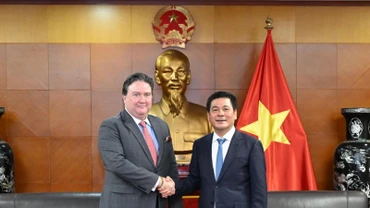 Bộ trưởng Công thương Nguyễn Hồng Diên và Ngài Marc E. Knapper, Đại sứ đặc mệnh toàn quyền Hợp chúng quốc Hoa Kỳ tại Việt Nam.