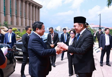 Thủ tướng Malaysia Anwar Ibrahim đón Thủ tướng Phạm Minh Chính. (Ảnh: TTXVN)