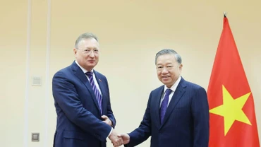 Trong chương trình thăm chính thức Liên bang Nga, sáng 11/5/2025, tại thủ đô Moskva, Tổng Bí thư Tô Lâm tiếp ông Sergei Kudryashov, Tổng Giám đốc Công ty Cổ phần Zarubezhneft. (Ảnh: TTXVN)