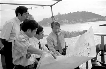 Chủ tịch nước Trần Đức Lương kiểm tra quy hoạch Vịnh Hạ Long, nhằm đảm bảo phát triển kinh tế và bảo vệ cảnh quan môi trường (15/10/1997). (Ảnh: TTXVN)