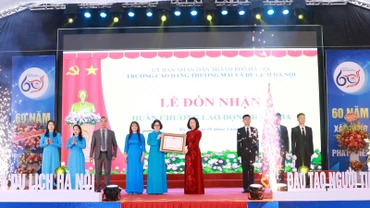 Trường cao đẳng Thương mại và Du lịch Hà Nội đón nhận Huân chương Lao động hạng Ba. 