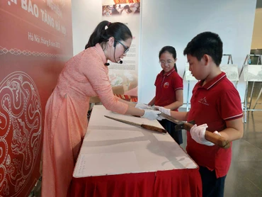 Các em học sinh được trực tiếp chạm vào những vũ khí đã được nhân dân ta sử dụng để giành chính quyền năm 1945. 