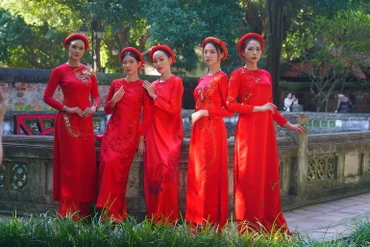 Các người mẫu trình diễn áo dài trong khuôn viên di tích Văn Miếu - Quốc Tử Giám.