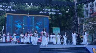 Thiếu nữ Hà thành duyên dáng trong tà áo dài trên sân khấu.