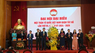 Đại diện lãnh đạo Ủy ban Mặt trận Tổ quốc thành phố Hà Nội chúc mừng Đại hội.