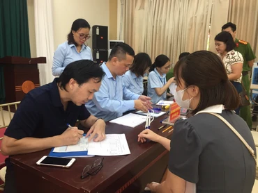 Các nạn nhân được hướng dẫn thủ tục nhận kinh phí hỗ trợ.