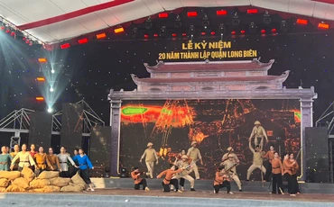  Các nghệ sĩ hăng say luyện tập chuẩn bị cho chương trình “Long Biên - Trang vàng sử tích”. 