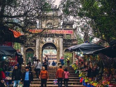 Lễ hội chùa Hương thu hút đông người tham gia và cũng tiềm ẩn nguy cơ phát sinh những vấn đề tiêu cực.