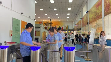 Khách du lịch quét mã QR để vào tham quan Hoàng thành Thăng Long.
