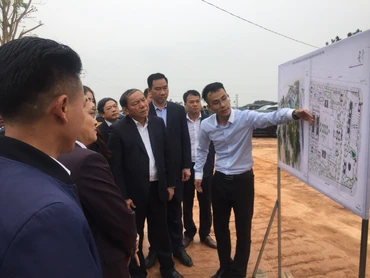 Bộ trưởng Văn hóa, Thể thao và Du lịch Nguyễn Văn Hùng nghe giới thiệu về dự án Khu lưu niệm danh nhân Nguyễn Trãi tại xã Nhị Khê, huyện Thường Tín, Hà Nội.