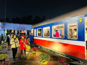 Du khách khám phá không gian "Chuyến tàu quê hương" tại chương trình.
