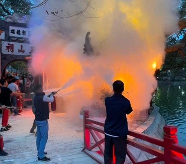 Dập đám cháy gần đền Ngọc Sơn.