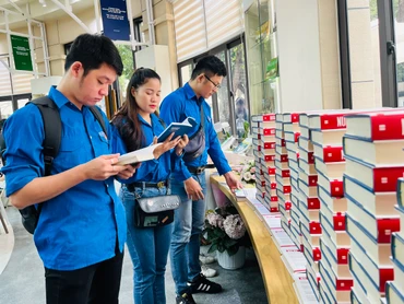 Các đại biểu tham quan, tìm hiểu trưng bày, giới thiệu sách tại Thư viện Hà Nội.