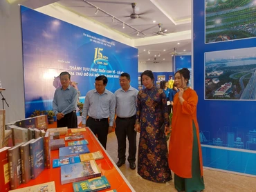 Các đại biểu tham quan triển lãm.