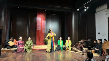 Biểu diễn nghệ thuật truyền thống trong không gian phố cổ.