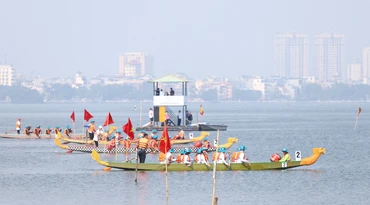 Các đội đua tranh tài trên hồ Tây tạo không khí sôi động.
