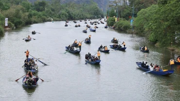 Chùa Hương mùa lễ hội - một trong những điểm du lịch tâm linh hấp dẫn nhất của Hà Nội dịp đầu xuân.