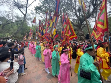 Hàng nghìn người dân chờ đón các đoàn rước trong Lễ hội đền Sóc. 
