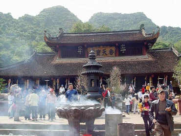 Thành phố Hà Nội nghiêm cấm công chức đi lễ trong giờ hành chính.